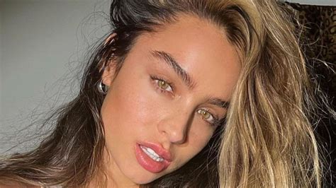 Sommer Ray Flashes Her Nude Pussy Lips Social media star Sommer Ray flashes her nude pussy lips while strutting around her pool in the photo above. Of course Sommer Ray is famous for slipping out her nipple (like in the video above), and flaunting her bare butt cheeks (as in the photos below), so it certainly comes as no surprise that she ..